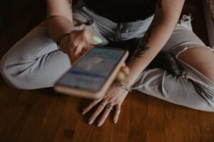 A woman utilizing a cell phone.